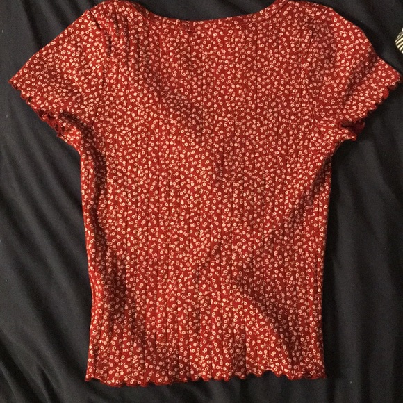 Button down red white flower ruffle tee - Picture 2 of 2